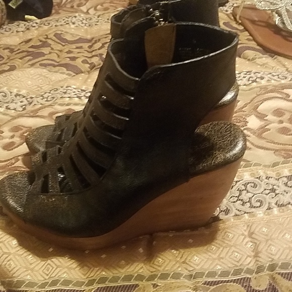 Volatile Wedge - Picture 2 of 2